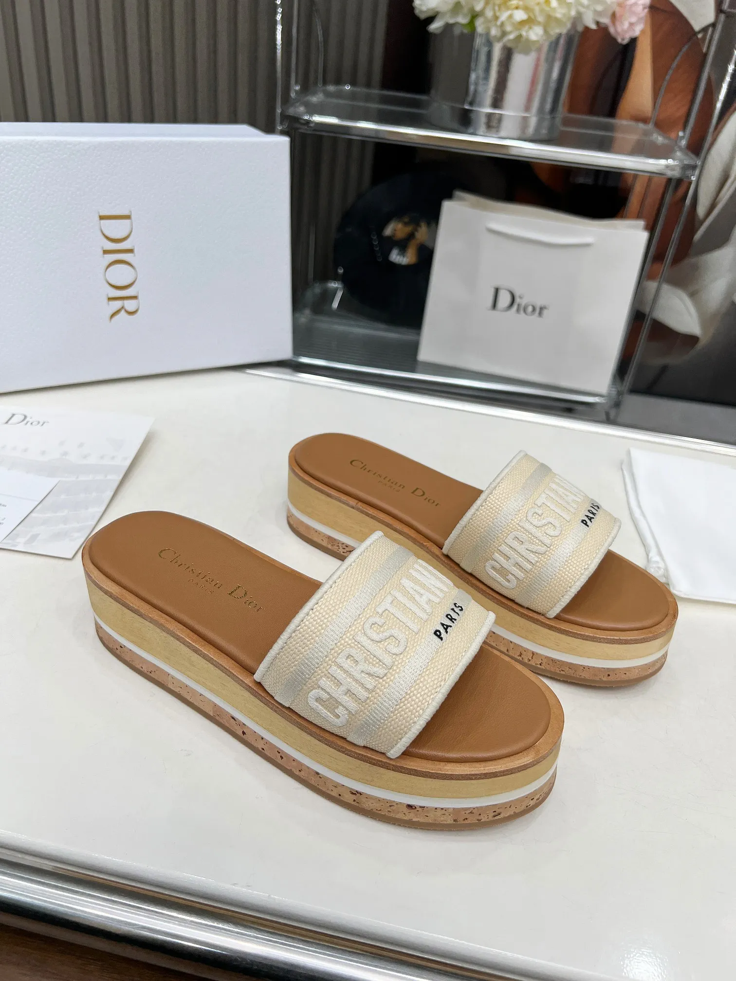 👟👟Ex-factory price 420👟👟 Dior's new spring and summer IVIETA DWAY jelly-colored flat-soled one-slip women's shoes with CD letter logo three-dimensional embroidery thick-soled round-toe open-toe slippers. The original version is developed to be the top version on the market. It feels soft and delicate on the feet and is extremely comfortable. Material: Upper imported raffia electric embroidery high-temperature water-soluble cotton technical fabric + water-dyed cowhide foot pad lining + original consistent combination outsole Outsole: original outsole Size: 35-42 (40.41.42 custom-made, non-refundable and non-exchangeable)